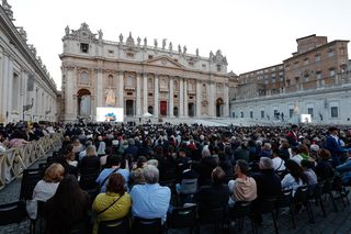 Modlitwa różańcowa za papieża Franciszka dzień po jego śmierci