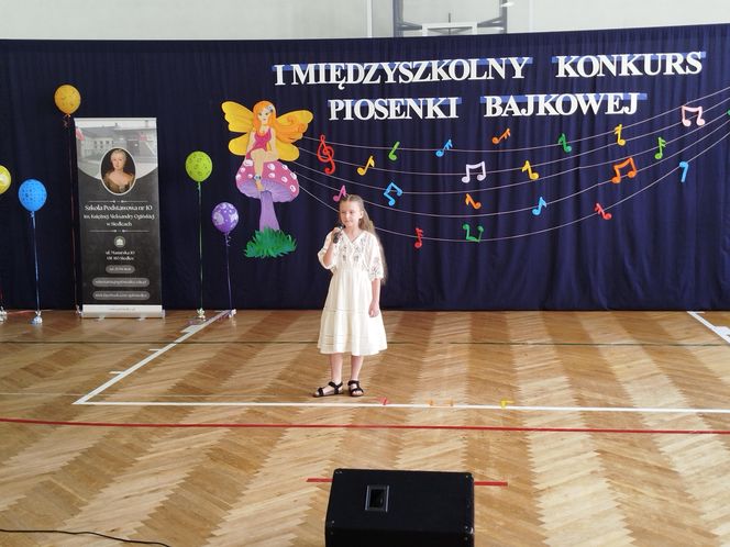 Uczniowie z klas I-III zaprezentowali w SP nr 10 w Siedlcach piosenki z różnych bajek