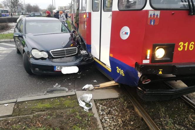 Zderzenie osobówki z tramwajem na skrzyżowaniu Wojska Polskiego - Prezydenta L. Kaczyńskiego