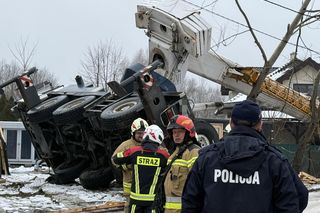  Dźwig runął na posesję pod Warszawą. Powalił kilka drzew i rąbnął w sieć energetyczną 