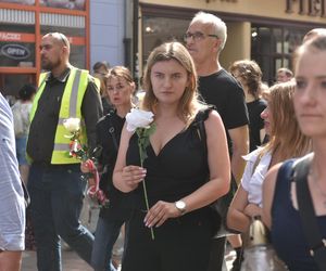 Marsz Milczenia dla Klaudii w Toruniu. „Niech nasza cisza przemówi głośniej niż słowa” [GALERIA]