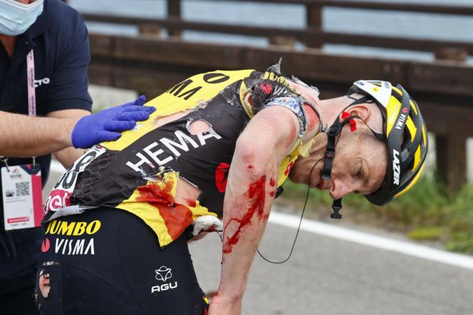 Krew polała się na Giro d'Italia! Straszna kraksa na trasie, boli od samego patrzenia [ZDJĘCIA]
