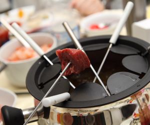 Fondue mięsne: przepis na niebanalną przekąskę 