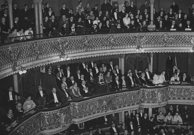 Blichtr, przepych i spektakle. Zobacz, jak wyglądało życie teatralne dawnej Warszawy [GALERIA]