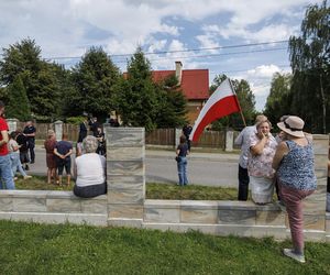 Karol i Marta Nawroccy na obiedzie u rodziny spod Kolbuszowej, na stole same smakołyki