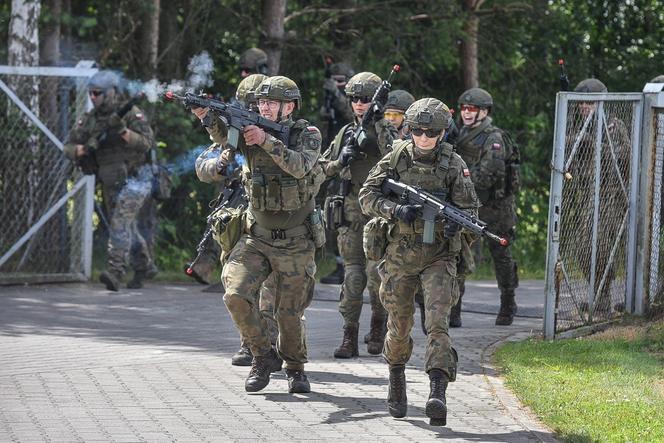 Efektowne ćwiczenia WOT w Czernikowie pod Toruniem. "Scenariusz zakładał atak przeciwnika na szkołę z kilkudziesięcioma uczniami"