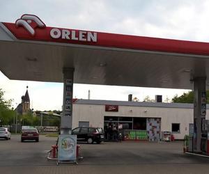 Tyle powinien kosztować litr benzyny na stacjach w Polsce?! Sprawdź o ile zaniżane są ceny paliw