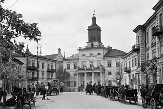 Teraz jest ratusz, ale wcześniej był… kościół. Historia budynku, w którym urzęduje prezydent Lublina. Archiwalne zdjęcia