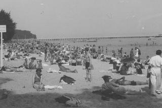 Jak dawniej wyglądało plażowanie? Te zdjęcia to prawdziwe perełki! [GALERIA]