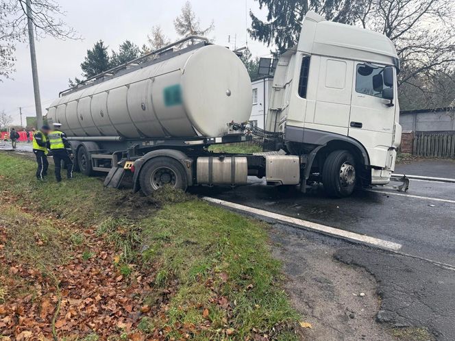 Śmiertelny wypadek pod Szamotułami. Dwie osoby z infiniti zginęły w zderzeniu z cysterną [ZDJĘCIA].