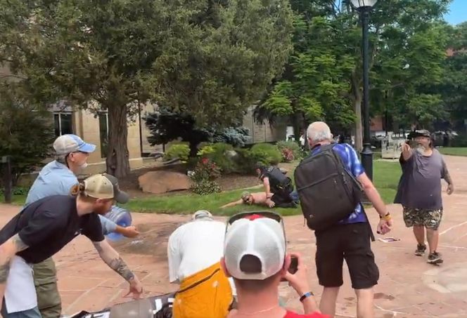 Zaatakował miotaczem ognia demonstrantów w Kolorado