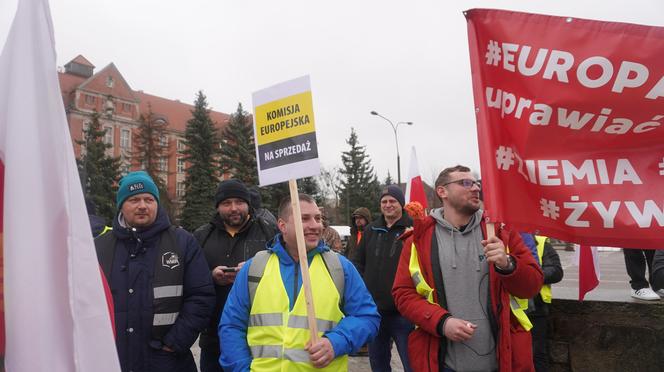 „Zielony Ład=Głód”, „Mleko nie jest z Biedronki”. Te hasła pojawiły się na proteście rolników w Olsztynie