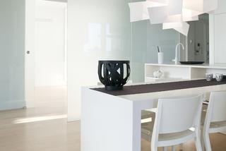 Biała kuchnia w minimalistycznym apartamencie
