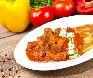 Gulasz do placków ziemniaczanych - 11 pomysłów na pyszny sos do placków po węgiersku