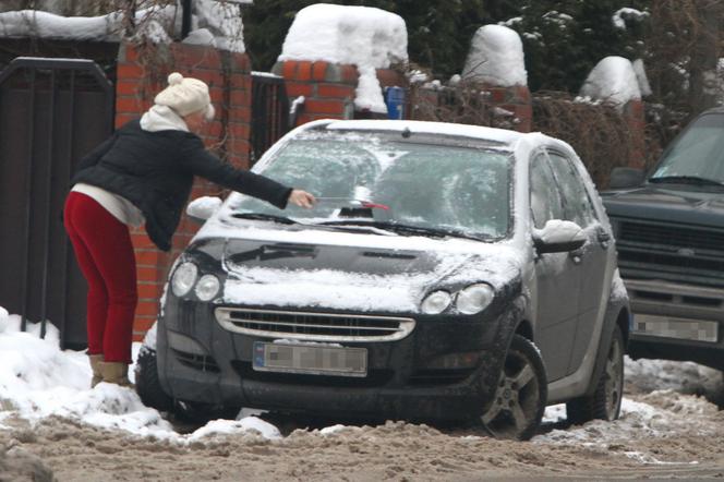 Katarzyna Figura sama odśnieża samochód