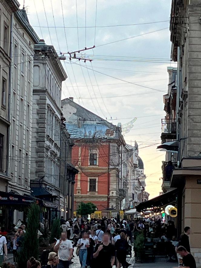 Tak wygląda wojenna rzeczywistość na ulicach Lwowa. Gdy wyją syreny, nikt już nie reaguje. "Boimy się, ale trzeba żyć"