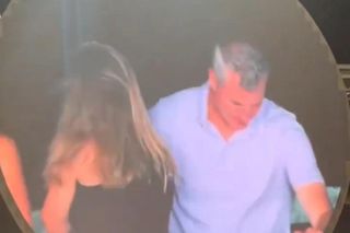 Skandal na koncercie gwiazdy. Żonaty milioner przyłapany na zdradzie z podwładną. Zobaczył to cały świat!