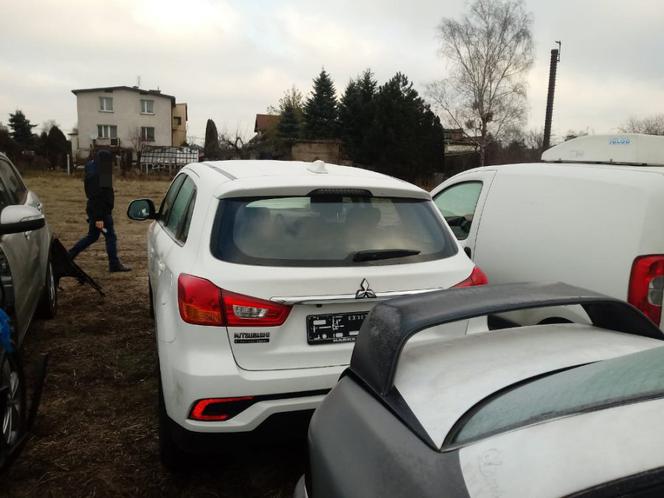 Policjanci odzyskali 6 kradzionych samochodów i motocykl, 2 osoby usłyszały zarzuty
