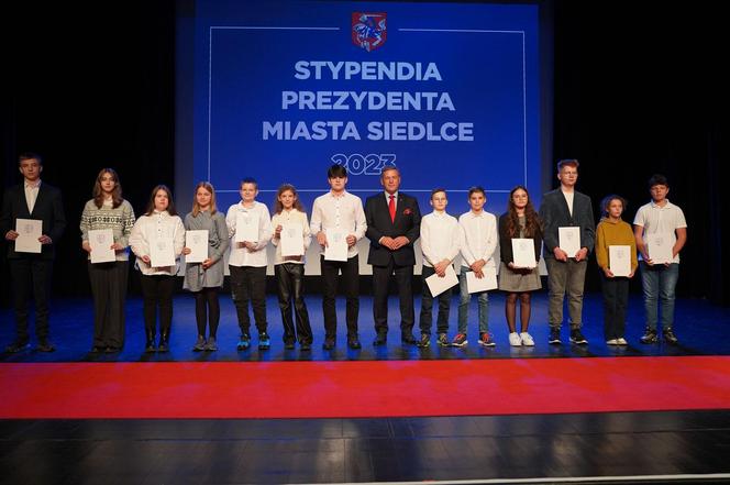 Stypendyści odebrali z rąk prezydenta Andrzeja Sitnika Listy Gratulacyjne