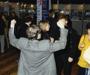 Jerzy Bajerski entuzjastycznie przyjmuje wyniki konkursu. Wystawa pokonkursowa ŻYCIE W ARCHITEKTURZE, 16 STYCZNIA 1998