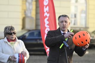 Rośnie liczba wypadków z udziałem hulajnóg. Radni Mazowsza apelują do dzieci i młodzieży: „Noście kaski i odblaski!”