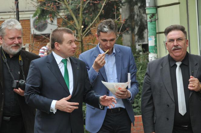 Jarubas kręci pizzą