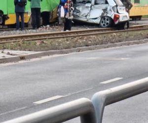 Poważny wypadek na Zamenhofa w Poznaniu. Tramwaj zderzył się z samochodem osobowym
