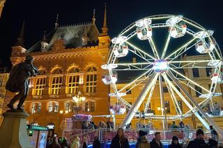 Toruński Jarmark Bożonarodzeniowy wieczorową porą