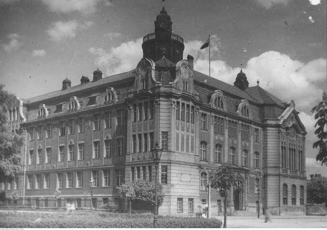 Tak wyglądały bydgoskie szkoły ponad 100 lat temu. Na archiwalnych zdjęciach widać uczniów uczących się pisać na maszynach, szkolne gabinety lekarskie