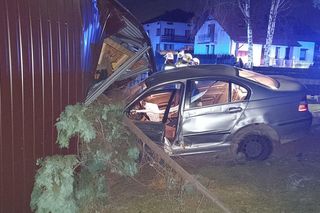 Polanka Wielka. 30-latek stracił panowanie nad bmw i wbił się w cudzy garaż. Uszkodził dwa inne pojazdy