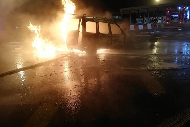 Pożar samochodu na bramkach w Karwianach