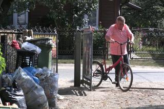 Rolnicy. Podlasie. Andrzej wymienia dziurawą dętkę w rowerze Gienka. Pomaga mu Sławek