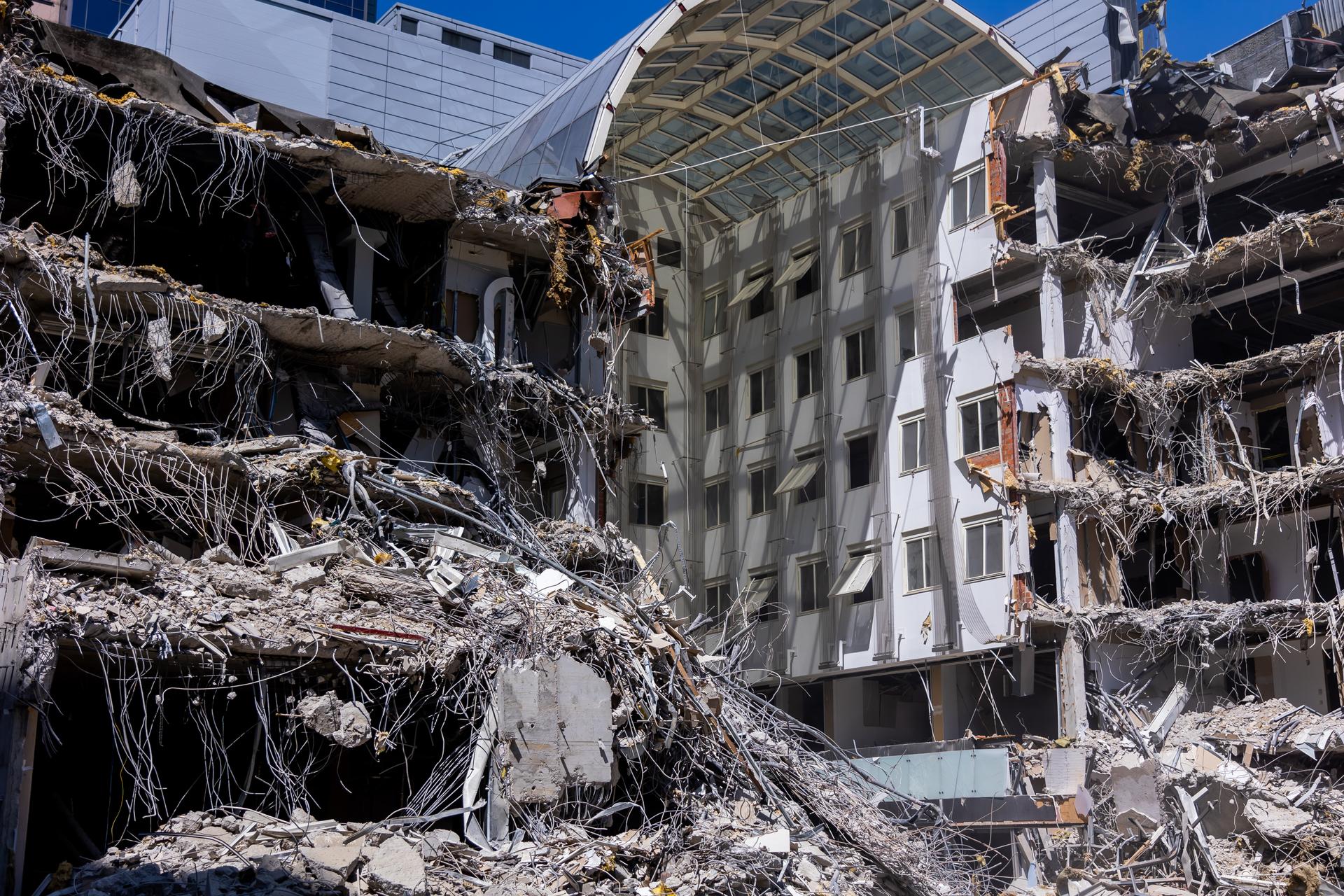 Rozbiórka biurowca Atrium International w Warszawie