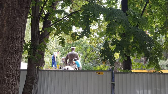 Trwa montaż pomnika marszałka Piłsudskiego
