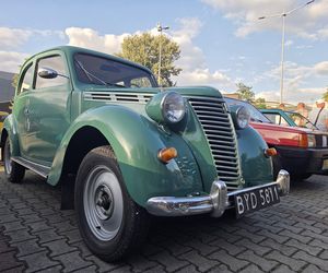 Motoryzacyjne legendy pod Torbydem. Bydgoskie Klasyki Nocą znów przyciągnęły tłumy