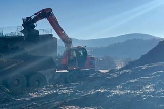 Zaczęły się prace nad odbudową tamy w Stroniu Śląskim. Grodza ma ochronić przed zalaniem mieszkańców