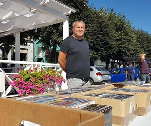 Mydło i powidło na Rynku staroci w Lesznie. Skarby z drugiej ręki 