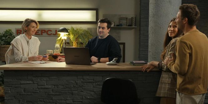 Barwy szczęścia odc. 3232. Malwina (Joanna Gleń), Herman  (Maciej Raniszewski), Regina (Kamila Kamińska), Franek (Mateusz Banasiuk)