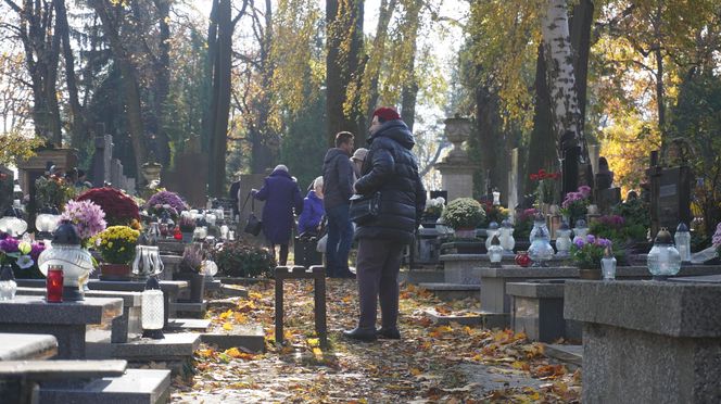 1 listopada na cmentarzu przy ul. Lipowej w Lublinie. Mieszkańcy odwiedzają groby swoich bliskich