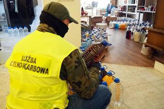 Białystok. Zrobił z domu bimbrownie. Osmolony garnek na indukcji. Butelki stały wszędzie. Zatrzymano dwie osoby