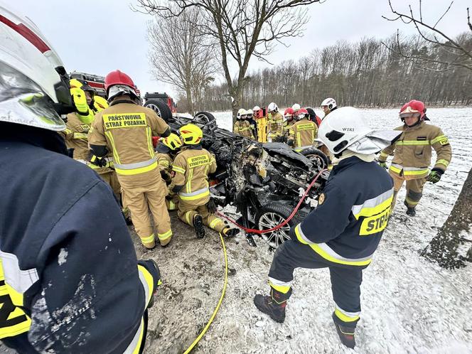 Fatalne warunki na drogach! Dwa auta wylądowały na dachu [ZDJĘCIA]