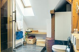 Łazienka z podniesioną podłogą