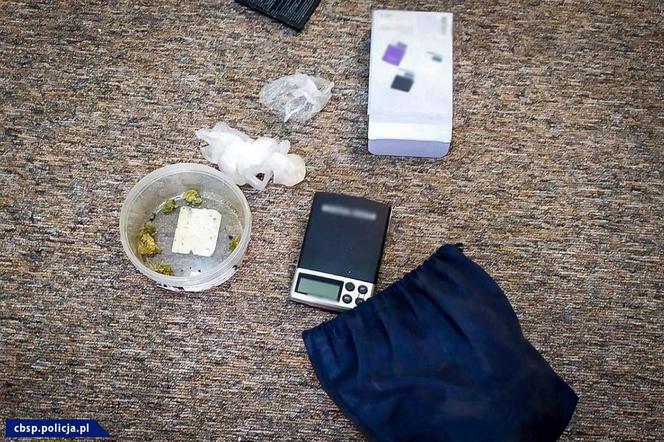 Policjanci znaleźli duże ilości narkotyków: amfetaminy, marihuany, kokainy i mefedronu.