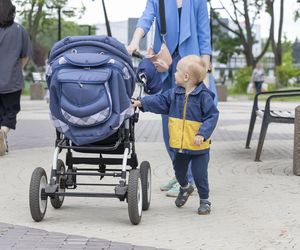 Dwuletnie dziecko wypadło ze spacerówki, która jechała w kierunku ulicy