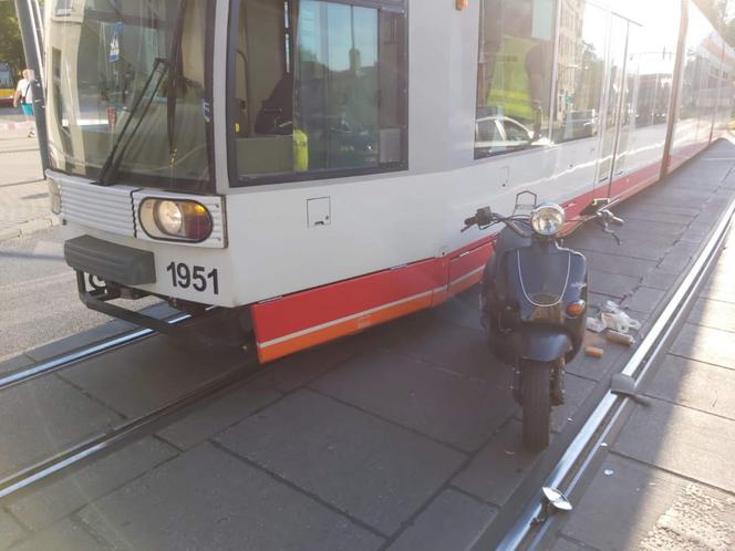 Wjechał skuterem pod tramwaj