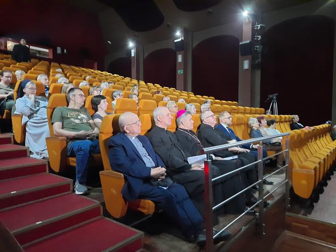 W konferencji naukowej wzięli udział m.in. bp diecezjalny Zbigniew Zieliński oraz wicestarosta białogardzki Dominik Kołodziejski