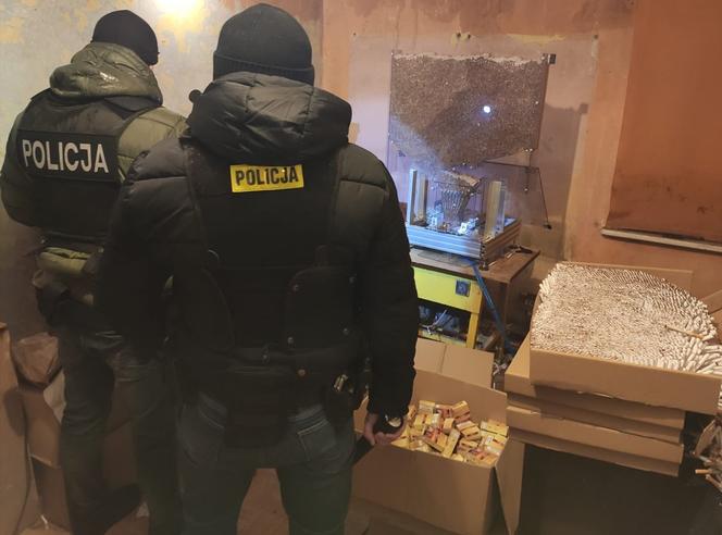 Płoccy policjanci zlikwidowali nielegalną fabrykę papierosów [FOTO]