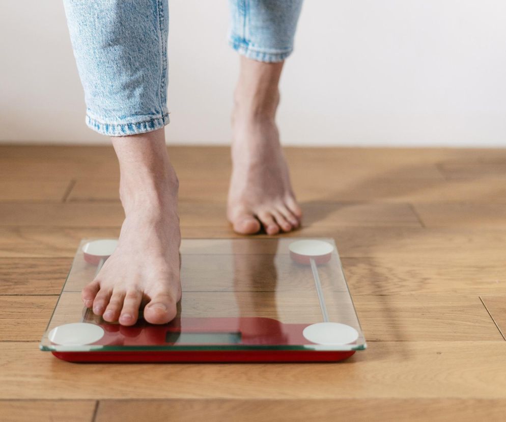 Dlaczego w piątek ważysz więcej niż w poniedziałek? Wyjaśnia to trenerka