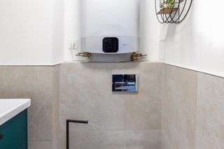 Jak urządzić małą toaletę? Bardzo małe WC w bloku - nowoczesne aranżacje