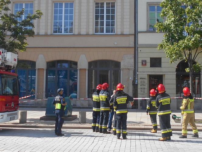 Niebezpieczna blacha na Krakowskim Przedmieściu